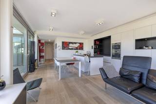 In de Rietveld-residentie Jean Prouvé te Sint-Idesbald (Koksijde) vinden we dit modern appartement (93 m²) met 2 slaapkamers en mooi terras (16 m²)...