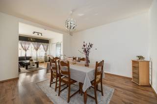 <p>Algemeen:</p><p>In het hart van Deurne op slechts enkele passen van het Rivierenhofpark vinden we deze zeer verzorgde instapklare woning met 3 slaapkamers en tuin terug. </p><p>De nabijheid van winkels, openbaar vervoer, bibliotheek, restaurants, ... maken deze woning een interessante optie voor jong en oud. </p><p>Bijkomende troef is de volledig vernieuwde keuken en badkamer, de ramen op het gelijkvloers met elektrische rolluiken, de gevel welke recent werd geïsoleerd. Aanrader!</p><p>Zeer goede EPC-score C</p><p>Omgeving:</p><p>Venneborglaan, Rivierenhofpark, Twee Gezusterslaan</p><p>Indeling:</p><p>We betreden de woning via een compacte inkomhal. We genieten van een grote living op laminaatparket met een prachtig ingerichte open keuken met zicht op tuin.</p><p>Naast de leefruimte vinden we op het gelijkvloers een mooie badkamer met wc, wastafel en ligbad.</p><p>Op de eerste verdieping vinden we twee grote slaapkamers, een dressing met ingemaakte kasten, een baby- of bureaukamer en een tweede badkamer  met wc, douche, bidet en dubbele wastafel.</p><p>Achterliggend is er een leuke tuin aanwezig. </p><p>Algemene informatie:</p><p>Ruimtelijke ordening: 		Gvkr, Wg</p><p>P-score:				A</p><p>G-score:				A</p><p>Huur:					800 € / maand</p><p>Algemene toestand:</p><p>Dak vernieuwd 2015 en geïsoleerd in 2021, ramen vernieuwd in 2005, keuken en badkamer vernieuwd in 2020, gevels geïsoleerd in 2021, riolering gaat rechtstreeks naar de straat 2008 (geen beerput), cv-ketel 2022, nieuwe radiators geplaatst in 2025, geen asbest!</p><p>Beschikbaarheid: na normale opzegperiode</p>