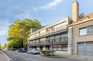 <p><span>Goed gelegen tweeslaapkamerappartement te Sint-Amandsberg.</span></p><p><span> </span></p><p><span>Dit op te frissen appartement beschikt over een praktische indeling met een inkomhal, ruime leefruimte, keuken, 2 slaapkamers en een badkamer met douche, toilet en lavabo.</span></p><p><span> </span></p><p><span>Daarnaast beschikt het appartement over 2 terrassen, een afgesloten zolderberging en een garage met sectionaalpoort. </span></p><p><span> </span></p><p><span>Een interessante opportuniteit voor wie op zoek is naar een appartement met voldoende bergruimte op een goede locatie, of een interessante investering.</span></p><p><span> </span></p><p><span>Contacteer Dries van Pattymo voor meer informatie of een bezoek via dries@pattymo.be of 0488/907820. </span></p><p><span> </span></p>