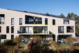 <p><span>MODERN & COMFORTABEL WONEN NABIJ HET CENTRUM MIDDEN IN HET GROENE DOMEIN DE BOS!</span></p><p><span>Genieten van absolute rust en toch alles binnen handbereik hebben? Dat kan in dit hoogwaardig afgewerkte appartement, gelegen in de jonge verkaveling 'Domein De Bos'. Dit prestigieuze project, genaamd 'Amber Park', bevindt zich op loopafstand van de dorpskern van Heist-op-den-Berg en wordt omringd door een parkachtige, groene setting. De glaspartijen van vloer tot plafond trekken het daglicht rijkelijk naar binnen en versterken het open lichte karakter van de woning, dat extra cachet krijgt door de sfeervolle parketvloer. </span></p><p><span>Met de lift gaat u naar de eerste etage, waar u via de hal met gastentoilet binnenstapt. De indeling biedt een master bedroom, een volwaardige tweede slaapkamer en een hedendaagse badkamer die compleet is ingericht met een ligbad, een ruime douche, een handdoekdroger en een dubbel lavabomeubel. De centrale leefruimte staat in open verbinding met de moderne keuken die van alle gemakken en inbouwkasten is voorzien. De aangrenzende berging doet tevens dienst als praktische wasplaats. Via het brede schuifraam wandelt u zo het gezellige terras op, waar u uitkijkt over de aangelegde tuinen. </span></p><p><span>Dit instapklare verblijf is met een indrukwekkend E-peil van E2 uitermate energiezuinig en voorzien van zonnepanelen en een performante ventilatie. Ook aan modern comfort is gedacht met de nodige pré-voorzieningen voor airconditioning en een innovatieve Bringme-pakketbox. Verder beschikt het gebouw over een gedeelde fietsenstalling en ligt de supermarkt praktisch in uw achtertuin. Een ondergrondse parkeerplaats (+25.000€) en een private kelderberging (+5.000€) dienen verplicht bij aangekocht te worden. </span></p><p><span>Voor wie een slimme vastgoedinvestering zoekt, vormt dit project een zeldzame kans: in totaal worden er binnen dit complex vier instapklare eenheden verkocht (twee appartementen op de eerste verdieping en twee duplex-penthouses). Alle units zijn reeds standvastig verhuurd, waardoor u vanaf dag één verzekerd bent van een stabiele opbrengst.</span></p><p><span>Laat deze unieke kans niet aan u voorbijgaan en contacteer ons snel voor verdere details of een persoonlijke rondleiding!</span></p>