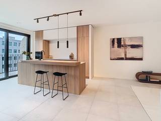 <h4>Luxueus wonen met ruimte en licht</h4>
Ons laatste appartement in Residentie Boulevard met twee slaapkamers. Een stijlvol tweeslaapkamerappartement waar ruimte, licht en comfort centraal staan. De <strong>hoogwaardige afwerking</strong> en de doordachte indeling maken dit appartement <strong>volledig instapklaar</strong> en ideaal voor wie op zoek is naar luxueus wonen in het hart van de stad.<br /><br />De <strong>ruime leefruimte</strong> sluit mooi aan op het <strong>zuidelijk georiënteerde terras</strong>, waar je in alle rust kan genieten van zonnige momenten. Vanuit het appartement ervaar je bovendien een <strong>open zicht op de skyline van Hasselt</strong>, wat zorgt voor een aangenaam en stedelijk gevoel.<br /><br />Het appartement is ook voorzien van een <strong>ondergrondse parkeerplaats</strong> en een <strong>private kelderberging</strong>.
<h4><br />Tijdloze materialen en verfijnde afwerking</h4>
Bij de afwerking werd gekozen voor <strong>kwaliteitsvolle, duurzame materialen</strong> met een tijdloze uitstraling. In de slaapkamers zorgt een <strong>warme parketvloer</strong> voor extra comfort en een luxueuze sfeer. Bovendien biedt de masterbedroom voldoende plaats voor een volwaardige dressing.<br /><br />Het appartement is reeds <strong>volledig geschilderd</strong> en <strong>uitgerust met verlichtingsarmaturen</strong>, die inbegrepen zijn in de aankoopprijs. Hierdoor kan je meteen intrekken en genieten van een perfect afgewerkt geheel.