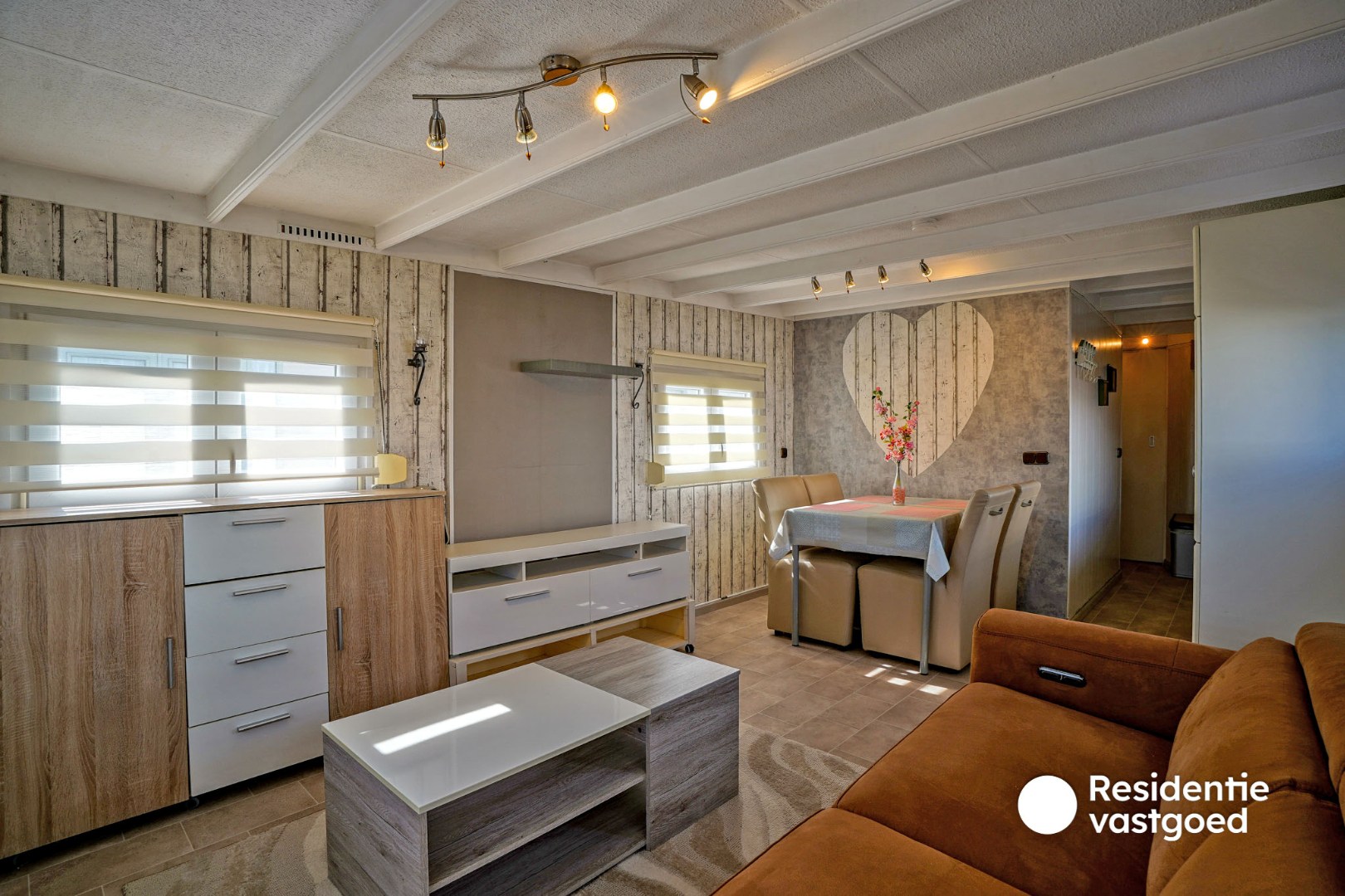Goed verzorgde stacaravan op 900m van zee in Domein Polderpark te Nieuwpoort, op een stuk privé grond van 128m². - foto 4