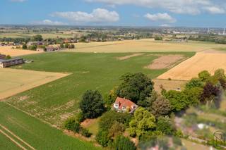 Op zoek naar een woning met karakter én potentieel? Deze charmante viergevelwoning, volledig te renoveren, ligt op een uitzonderlijk mooi...
