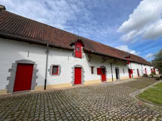 Le bureau situé à Biesboslaan 7 à Merchtem offre une opportunité unique pour les entrepreneurs à la recherche d'un espace de travail de caractère. Cette ancienne ferme a été divisée en 12 lots dont le dernier est encore disponible. L'espace charmant a une superficie de 340m² avec une hauteur libre de 3m, offrant de nombreuses possibilités d'aménagements créatifs et d'ameublement.<br /><br />Le charme historique de la ferme, combiné à un environnement verdoyant et spacieux, crée un environnement de travail inspirant pour une journée de travail agréable.<br /><br />Ce bureau est idéal pour les entreprises à la recherche d'un lieu de travail unique et authentique. N'hésitez pas à nous contacter pour plus d'informations.