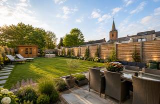 AANKOOP ONDER REGISTRATIERECHTEN (GEEN BTW)<br /><br />Ontdek deze recente BEN-woning (bouwjaar 2024) te Brakel, die een combinatie biedt van modern wooncomfort en energiezuinigheid.<br /><br />Via de inkomhal met gastentoilet en praktische inbouwkasten betreed je de lichtrijke leefruimte. De open indeling creëert een aangename woon- en zitruimte met een volledig geïnstalleerde keuken, perfect voor wie houdt van koken en gezellig samenzijn. Aansluitend vind je nog een praktische berging waarin zich ook de technische installaties bevinden.<br /><br />Op de verdieping vind je drie volwaardige slaapkamers, een moderne badkamer en een handige bergzolder.<br /><br />Buiten geniet je van een aangename tuin waar je in alle rust kan ontspannen. Het terras en de oprit/parkeerplaats moeten nog aangelegd worden, wat je de kans geeft om deze volledig naar eigen smaak in te richten.<br /><br />Nog enkele bijkomende troeven van de woning:<br />- houtskeletbouw: uitstekende thermische isolatie (lage energiekosten) en een ecologisch, duurzaam karakter<br />- EPC A = BEN Woning<br />- zonnepanelen<br />- verwarming én koeling met warmtepomp<br />- regenwaterput van 10.000 liter<br />- een rustige, residentiële omgeving met een vlotte verbinding naar het centrum van Brakel, scholen, winkels en openbaar vervoer.<br />- een nieuwbouwwoning die je kan aankopen onder het stelsel van de registratierechten (= 2% en dus GEEN BTW)<br /><br />Wens je deze woning te ontdekken?<br />Stuur een mailje naar caroline@immobeguin