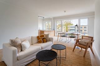 <strong>Wilrijk - Nieuw gerenoveerd en lichtrijk 2 slaapkamer appartement met terras. Dit kwalitatief appartement bevindt zich op uitstekende locatie, op wandelafstand van winkels, bakker, supermarkt, scholen, belangrijke in-en uitvalswegen.<br /><br />Ondergrondse autostaanplaats in het gebouw apart te koop. </strong><br /><br /><span><strong>INDELING: </strong></span><br />Via de INKOMHAL met apart gastentoilet heeft u toegang tot de ruime en lichtrijke LIVING ca. 33m² op parket met open KEUKEN ca. 7m² voorzien van opbergkasten en kwalitatieve toestellen: inductie kookplaat met ingebouwde afzuiging, ruime koelkast met diepvries, oven, afwasmachine en een spoelbak.<br />Een handige BERGING met. ruime ingemaakte kast. De ansluiting voor wasmachine en droogkast zijn hier aanwezig. <br /><br />Via de NACHTHAL met ruime ingemaakte kast, is er toegang tot de slaapkamers en de ingerichte moderne BADKAMER ca. 5m², voorzien van ruime inloopdouche en een wastafel met spiegel.<br />De eerste SLAAPKAMER ca. 10m² en tweede MASTER SLAAPKAMER ca. 18m² met toegang tot het zuidgerichte TERRAS ca. 5m² met extra opbergkast. De POLYVALENTE extra ruimte ca. 12m² is voorzien van een bureau/dressing. <br /><br />Heerlijk genieten kan u op het zonnige TERRAS. <br /><br />De KELDER is inbegrepen. Een ondergrondse parkeerplaats is te koop voor 20.000€.<br /><br /><span><strong>BIJZONDERHEDEN:</strong></span><br />* Instapklaar, totaal gerenoveerd 2 à 3 slaapkamer appartement op uitstekende locatie. Mobiscore 9,0<br />* Met Zuidgericht terras<br />* Inclusief kelderberging<br />* Een ondergrondse parkeerplaats is apart te koop in het gebouw