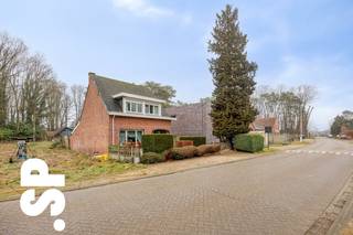 Te renoveren woonst in centrum Vorselaar.<br />Deze woning is uitstekend gelegen dankzij zijn toegankelijkheid vooraan én achteraan het perceel waardoor er een vlotte verbinding is naar de garage en bijhorende opslagplaats.<br /><br />Indeling: inkomhal, ruime en lichtrijke leefruimte, keuken, veranda (met ruimte voor een houtkachel) en een gastentoilet.<br />Op de eerste verdieping treffen we twee grote slaapkamers en een grotendeels gerenoveerde badkamer met wasaansluitingen.<br />Buiten treffen we een mooi onderhouden tuin met achteraan een ruime opslag én garage die tevens langs een achterliggende weg vlot bereikbaar is.<br /><br />Wenst u graag deze woning te bezoeken? Contacteer IMMO SP op het nummer 014/51.95.00 of via caro@immosp.be