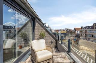 In hartje Deinze, situeert zich dit bijzonder ruim appartement met een bewoonbare oppervlakte van maar liefst 136m² bvo (125m² nvo). Het gebouw dateert van 2012 en voldoet dus aan de hedendaagse normen.<br /><br />BEZOEKDAGEN DINSDAG 06/10/2026 en DONDERDAG 15/10/2026 (op afspraak)<br />Dit appartement wordt u exclusief aangeboden door Access Estate.<br />Contacteer ons via +32 470 06 80 15 of nathan@accessestate.be<br /><br />Het appartement is verdeeld over de 3de en 4de verdieping van de residentie, waardoor u geniet van maximale rust zonder bovenburen. Dankzij de geïnstalleerde traplift is de duplex ook comfortabel toegankelijk voor wie minder goed te been is.<br /><br />De lichtrijke leefruimte van ca. 40 m² sluit aan op een volledig uitgeruste keuken. Verder beschikt het appartement over 2 volwaardige slaapkamers, waarvan één met dressing, een badkamer met inloopdouche en dubbele lavabo, twee afzonderlijke toiletten en tal van praktische ingemaakte kasten.<br /><br />Buiten geniet u van 2 buitenruimtes : een ruim, zuidoost gericht terras en een tweede balkon aan de noordwestzijde. Om oververhitting te vermijden zijn er elektrische screens geïnstalleerd.<br /><br />Extra troeven zijn de ruime private kelderberging (inbegrepen in de vraagprijs), de uitstekende energiescore (EPC-label B - 116 kWh/m²/jaar) en de mogelijkheid tot aankoop van een bovengrondse garagebox voor € 27.500.<br /><br />Het appartement is verhuurd sinds 1/12/2024 voor €950 (+€50 kosten)/maand. Indien u het appartement wenst te kopen voor eigen gebruik dient u rekening te houden met een opzegtermijn van 6 maanden na akte.<br /><br />Een ideale woonst voor wie op zoek is naar ruimte, comfort en een topligging in het centrum van Deinze.<br /><br />Meer informatie: https://accessestate.be/te-koop