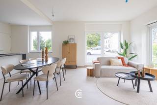 <p><span>Wonen met prachtig zicht in Residentie Jean D'Arme</span></p><p><span>Ontdek dit stijlvol 1-slaapkamer appartement op de 2de verdieping van Residentie Jean D'Arme. Een ideale combinatie van modern wooncomfort, veel lichtinval en een zonnig terras waar u volop geniet van een prachtig open uitzicht rondom.</span></p><p><span>Dankzij de unieke ligging aan de rand van het centrum woont u hier rustig, terwijl winkels, openbaar vervoer en alle voorzieningen zich vlakbij bevinden. Perfect als eigen stek, slimme investering of comfortabele uitvalsbasis.</span></p><p><span>Extra troef: mogelijkheid tot aankoop van een ruime berging, privatieve staanplaats en/of garage. Bovendien worden deze appartementen verkocht onder registratierechten in plaats van btw, wat een aantrekkelijk financieel voordeel oplevert.</span></p><p><span>De vermelde prijs is exclusief registratiekosten, aansluitingskosten en eventuele aankoop van garage, staanplaats en/of berging.</span></p><p><span>Kom dit unieke appartement ontdekken, én maak meteen een afspraak. Reeds 30% VERKOCHT!</span></p>