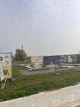 Bareelweg 1, Wielsbeke (GPS: Stationsstraat 179, Oostrozebeke)<br /><br />In deze nieuwe en rustig gelegen verkaveling ontwikkelen we 24 bouwloten in een doodlopende straat, ideaal voor wie comfortabel en gezinsvriendelijk wil wonen. Gelegen binnen de driehoek Oostrozebeke – Wielsbeke – Waregem geniet je van winkels, scholen, ontspanning en werkgelegenheid op fietsafstand. Via de E17 en de verbindingswegen bereik je bovendien vlot Gent en Kortrijk.<br /><br /><strong>Rustig wonen met ruimte</strong><br />De verkaveling omvat een mooie mix van kleinere en grotere percelen voor alleenstaande en halfopen woningen.<br />De perceeloppervlaktes variëren van 286 m² tot 679 m². Dit lot heeft een perceeloppervlakte van 337 m²<br /><br /><strong>Extra troef</strong><br />Voor dit lot is de funderingsplaat reeds voorzien en is er een woningontwerp ter beschikking.<br />Dit betekent: sneller starten met bouwen én minder voorbereidingskosten.<br /><br />Voor prijzen en meer info <strong>bel naar 051 26 36 86</strong> of stuur een mail <strong>steven@lapeirre.be</strong><br /><br /><em><span>Opgelet: *Prijsindicatie betreft  infrastructuur, grond, constructie, architect, EPB-verslaggeving, veiligheidscoördinatie.<br />excl. Kosten (opmeting, BTW, registratie en aansluitingskosten) (tenzij expliciet anders vermeld)  </span></em>