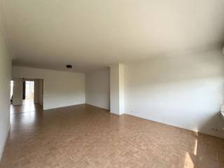 <p><span>Appartement moderne de 2 chambres avec 2 terrasses, une cave et un garage !</span></p><p><span>Situé au sixième étage dans un cadre verdoyant (Nachtegalenpark, Leeuwerikpark et Brilschanspark), cet appartement bénéficie d'une excellente accessibilité puisqu'il se trouve à proximité de tous les grands axes routiers (périphérique d'Anvers - A12 - E19).</span></p><p><span> </span></p><p><span>L'appartement se compose comme suit : </span></p><p><span> </span></p><p><span>Hall d'entrée, pièce à vivre &, cuisine</span></p><p><span>Vous entrez par le hall d’entrée équipé d’une porte de sécurité, d’un vidéophone et d’un placard vestiaire encastré. Vous remarquez immédiatement que l’appartement est parfaitement entretenu et entièrement équipé. </span></p><p><span>Le salon est spacieux et bénéficie d’une belle lumière naturelle grâce à ses grandes baies vitrées.</span></p><p><span>Depuis le salon, vous accédez à la cuisine qui donne sur la petite terrasse à l’avant. </span></p><p><span>La cuisine est entièrement équipée (cuisinière à gaz, lave-vaisselle, réfrigérateur, congélateur, four, nombreux rangements et plans de travail) et donne également un accès direct à un espace de rangement supplémentaire avec branchements pour lave-linge et sèche-linge. </span></p><p><span> </span></p><p><span>Chambres & e salle de bains</span></p><p><span>Les deux chambres sont très spacieuses ; l’une d’entre elles est actuellement utilisée comme bureau/dressing. Comme vous pouvez le constater, les possibilités sont nombreuses.</span></p><p><span>La salle de bains est équipée d’une baignoire avec douche intégrée, d’un meuble-lavabo double et d’un sèche-serviettes.</span></p><p><span>Les toilettes sont séparées. </span></p><p><span> </span></p><p><span>Terrasse, cave & garage</span></p><p><span>La terrasse à l'arrière (1,11 m x 6,61 m) est accessible depuis les deux chambres. </span></p><p><span>Un débarras pratique au rez-de-chaussée (2,22 m x 1,21 m) est inclus. </span></p><p><span>Depuis le débarras, vous avez un accès direct au garage fermé avec porte automatique (3,36 m x 5,70 m x 2,21 m).</span></p><p><span> </span></p><p><span>Loyer, commission & s de disponibilité</span></p><p><span>Loyer mensuel : 1 125,00 euros </span></p><p><span>Garage : €100,00 / mois (location obligatoire)</span></p><p><span>Charges mensuelles : 235,00 euros (eau, chauffage central au gaz et frais d'immeuble compris) </span></p><p><span>Disponibilité : 01/12/2024</span></p><p><span> </span></p><p><span>Ne manquez pas cette occasion unique ! </span></p>