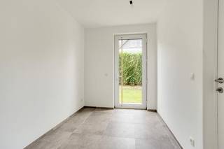 Gelegen aan de Gentsesteenweg te Erondegem (Erpe-Mere) woon je hier bijzonder rustig én bijzonder vlot bereikbaar. De kleinschalige residentie 't Hemelsveld is zowel vooraan als achteraan omgeven door natuurgebied. Alle dagelijkse voorzieningen liggen in de onmiddellijke omgeving: bakker, slager, apotheek, grootwarenhuis, tankstation en horeca. De bushalte bevindt zich op 100m en de oprit van de E40 op 3 km.<br /><br />Deze moderne halfopen bebouwing van 20m diep en 7m breed telt ongeveer 236 m² woonoppervlakte op een perceel van circa 5a07ca, met een zuidgerichte tuin van 25 m diep. De woning werd gebouwd volgens de strengste normen inzake isolatie en ventilatie, en dat laat zich voelen: overvloedig licht, een uitgesproken ruimtegevoel en een opvallend akoestisch comfort dankzij de driedubbele beglazing.<br /><br />Op het gelijkvloers brengt de zij-inkom je in een zeer ruime leefruimte van 70m². De open keuken sluit aan op een praktische berging. Verder vind je hier een slaapkamer (of thuisbureau) met eigen badkamer, een apart gastentoilet en een inpandige garage. Het aansluitende terras is voorzien van een buitendouche en de aansluitingen voor een buitenkeuken, ideaal om in de zomermaanden volop buiten te leven.<br /><br />De verdieping telt drie bijkomende slaapkamers, een ruime badkamer, een apart toilet en een extra ruimte die zich uitstekend leent als dressing of bureau. Het hoogtepunt is de rechtstreekse toegang tot het zonneterras op de verdieping, met zicht op de tuin en het bos.<br />Voor de woning bevinden zich er nog 3 autostaanplaatsen.<br /><br />Technisch is deze woning uitzonderlijk doordacht. De combinatie van passiefbouw en zonnepanelen zorgt voor een aanzienlijk lager energieverbruik. Een regenwaterput van 10.000 liter met bijhorend zuiveringssysteem levert bijzonder zacht water, wat het verbruik van leidingwater sterk terugdringt. De driedubbele beglazing is zonwerend uitgevoerd.<br /><br />Troeven:<br />Zuidgerichte tuin van 25 m diep met meerdere terrassen<br />Ruime leefruimte van 70 m² met veel lichtinval<br />Driedubbele zonwerende beglazing <br />Regenwaterput van 10.000 l met zuiveringssysteem<br /><br />Bestuursmaatregelen in het maatregelenregister: nee