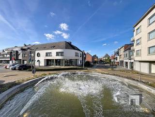 <p><span>Dit kantoor heeft volgende troeven:</span></p><p><span>+ Ideaal gelegen vlakbij winkels/scholen/openbaar vervoer</span></p><p><span>+ Heel goede zichtbaarheid</span></p><p><span>+ Ruime opgesplitste benedenverdieping met verschillende mogelijkheden</span></p><p><span>+ Veel licht</span></p><p><span>+ Geïnstalleerde keuken</span></p><p><span>+ Grote eetruimte</span></p><p><span>+ Aparte toiletten</span></p><p><span>+ Volledig onderkelderd</span></p><p><span>+ 6 Privatieve parkeerplaatsen (achterkant en zijkant)</span></p><p><span> </span></p><p><span>Gelijkvloers: 366m²</span></p><p><span>Kelderverdieping: 130m²</span></p><p><span> </span></p><p><span>De huurprijs wordt jaarlijks trapsgewijs verhoogd:</span></p><p><span>1e jaar: € 2.900,-</span></p><p><span>2e jaar: € 3.200,-</span></p><p><span>3e jaar: € 3.500,-(= huurprijs vanaf het 3de jaar)</span></p><p><span> </span></p><p><span>Wenst u dit handelspand te bezoeken?</span></p><p><span>Vraag dan zeker uw bezoek aan op </span><span>013 31 25 22</span><span> of </span><span>jeroen@immodiest.be</span></p>