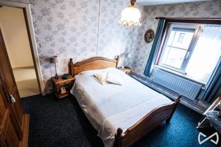 Op zoek naar een commercieel interessant pand met goede zichtbaarheid én woongelegenheid?

Dit voormalige slagerijpand in het hart van Zwalm biedt tal van mogelijkheden en is ideaal voor de kleine zelfstandige of vrije beroeper.
Een belangrijke troef is de toegankelijkheid langs twee straten: zowel via de Zuidlaan als de Decoenestraat is het perceel bereikbaar. Dit zorgt voor een vlotte bereikbaarheid voor klanten, leveringen en eventueel aparte privé- en handelsingang.

De bovengelegen woonst omvat:
een leefruimte met uitzicht op groen
een badkamer
twee slaapkamers
een vaste trap naar de zolderverdieping, die nog verder kan afgewerkt worden tot extra slaap- of werkruimtes

Dit pand is bijzonder geschikt voor:
-detailhandel of buurtwinkel
-vrije beroepen (zoals kinesist, therapeut, boekhouder, …)
-zelfstandigen die wonen en werken willen combineren

Voor meer informatie of een bezoek, contacteer Stefanie op het nummer 055/59 50 10