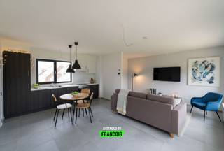 Op het Heilig Hartplein 35 in Zottegem bevindt zich dit moderne en instapklare appartement. Dankzij de ligging nabij de kerk van Bevegem, met...