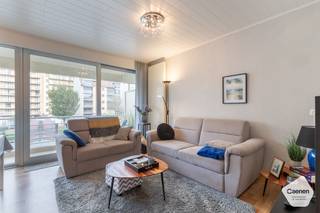 Dit <strong>gezellige</strong> appartement bevindt zich in de welbekende residentie Wielingerbank F te Nieuwpoort-Bad.<br />Dankzij de <strong>uitstekende</strong> <strong>ligging</strong> is praktisch alles op wandelafstand bereikbaar.<br /><br />De indeling is als volgt:
<ul>
<li>Inkomhal met praktische inbouwkasten;</li>
<li>Brede, <strong>lichtrijke leefruimte</strong> met schuifraam naar het terras;</li>
<li>Ruim terras met open zicht op de Albert I Laan;</li>
<li>Open, volledig ingerichte keuken;</li>
<li>Aparte slaapkamer met dubbel bed en inbouwkasten;</li>
<li>Badkamer met toilet, wastafel en douche;</li>
<li>Kleine opbergkast naast het appartement.</li>
</ul>
Extra troeven:
<ul>
<li>Kelderberging inbegrepen bij aankoop;</li>
<li><strong>Nieuw schuifraam</strong>;</li>
<li>Gunstig EPC - <strong>label B</strong>;</li>
<li>Elektrische keuring is <strong>conform</strong> de bestaande wetgeving en geldig tot 2048.</li>
</ul>
<br />Benieuwd? Aarzel niet en contacteer ons snel voor een plaatsbezoek.