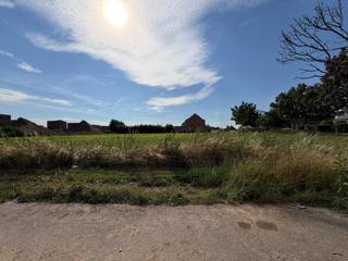 Deze prachtig gelegen bouwgrond van 8 are 17 ca voor open bebouwing bevindt zich op de hoek van de Vlasstraat en de Burgemeester Bovensstraat in Meeswijk. U geniet hier van een rustige en aangename woonomgeving, met winkels, scholen en eetgelegenheden op korte afstand.<br /><br />De gunstige ligging zorgt voor een vlotte verbinding naar omliggende gemeenten en belangrijke invalswegen. Daarnaast bevindt het perceel zich op korte afstand van het veerpunt over de Maas, waardoor u vlot de verbinding maakt met Nederland.<br /><br /><strong>Beschrijving perceel:</strong><br />- Geschikt voor open bebouwing<br />- Gelegen in een goedgekeurde niet vervallen verkaveling<br />- LOT 3 op het verkavelingsplan (zie foto)<br />- Oppervlakte: 817 m²<br />- Bestemming: woongebied met landelijk karakter<br /><br />Voor meer informatie en de bouwvoorschriften neem contact op via gilles@haerdimmo.be of 0492/86 61 15.<br /><br />Wenst u een gratis schatting van uw eigendom? Contacteer mij vrijblijvend voor een afspraak!