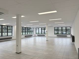 <p>Te huur : <strong>ruime kantoren van 1.060 m²</strong>, verdeeld over de <strong>gelijkvloerse verdieping (530 m²)</strong> en <strong>1e verdieping (530 m²)</strong>.<br />Ideaal voor bedrijven, coworking of professionele projecten die grote, flexibele ruimtes vereisen.</p>
<p><strong>Kenmerken:</strong></p>
<ul>
<li>
<p>Parkeerplaatsen: 30</p>
</li>
<li>
<p>Huurprijs: €50/m²/jaar (gelijkvloers), €70/m²/jaar (1e verdieping)</p>
</li>
<li>
<p>Parkeren: €450/jaar</p>
</li>
<li>
<p>EPC: X – Energie-score: 299</p>
</li>
<li>
<p>Lichte ruimtes, eenvoudig aanpasbaar, toegang voor PBM mogelijk</p>
</li>
</ul>
<p></p>