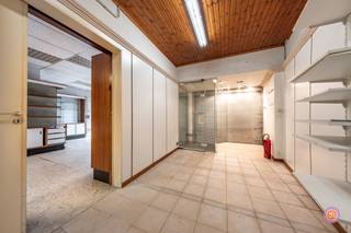 Vandaag nemen we je mee naar deze zeer ruime woning met enorm veel potentieel gelegen in Sint-Amands in de Winkelstraat 10, met winkelvoorzieningen...