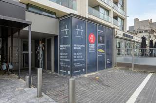 Modern nieuwbouw kantoor (181 m²) te huur op topligging te OostduinkerkeDit vastgoed is gelegen op het bruisende Astridplein en biedt bijzonder veel visibiliteit voor uitbating van diverse activiteiten.Indeling:- handels gelijkvloers ( ca. 151 m²)- stockageruimte ( ca. 31 m²)Troeven:- verzorgd winkelpand / kantoor- moderne winkelfaçade- bijzonder grote glaspartijen- aantrekkelijke ligging- vele parkeermogelijkheden- tal van invullingen mogelijkModaliteiten:- onroerende voorheffing ten laste van de huurder- horeca light toegelaten in de statuten- onmiddellijk beschikbaar- afwerking nog bespreekbaar mits opleg meerprijsMobiliteit:- gelegen aan de Koninklijke Baan- vlot bereikbaar via openbaar vervoer, met de auto of te voetOp een boogscheut gelegen van de bruisende Zeedijk en dicht bij diverse winkelstraten en supermarkten. Aarzel zeker niet ons te contacteren op 0473/56.01.82 of business.brugge@dewaele.com indien dit bedrijfsvastgoed bestaande uit een kantoor te huur in centrum Oostduinkerke u mogelijks kan interesseren.