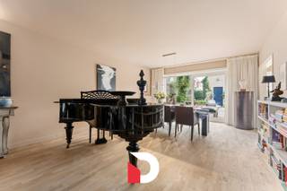 Ontdek deze verborgen parel in het centrum van Brugge, met als voortuin het park Hof De Jonghe. Een unieke woonplek waar rust, licht en ruimte, samenkomen midden in de historische binnenstad.<br /><br />De woning verwelkomt je met een ruime inkomhal met ingebouwde kasten en apart toilet. De doorlopende leefruimte en keuken bevinden zich aan de tuinzijde, waardoor het geheel baadt in natuurlijk licht en uitkijkt op het groen. De keuken sluit aan op een praktische berging en kelder en biedt directe toegang tot de een private buitenruimte midden in Brugge.<br /><br />Op de verdieping bevinden zich vier volwaardige slaapkamers, een verzorgde badkamer met dubbele wastafel, ligbad en douche, en een apart toilet. Op de tweede verdieping, bereikbaar via een vaste trap, is er bijkomende ruimte die perfect kan dienen als werkruimte, hobbykamer of extra slaapkamer(s).<br /><br />Als extra troef beschikt de woning over een private garage, rechtstreeks toegankelijk via de tuin, een absolute zeldzaamheid op deze toplocatie!<br /><br />Laat je verrassen door deze sfeervolle en ruime woning en plan vandaag nog je bezoek.