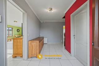 Ruime open bebouwing met 6 slaapkamers, garage en grote tuin te koop in Zelzate!<br /><br />In de Hans Kochlaan 54 te Zelzate vindt u deze ruime open bebouwing met een bewoonbare oppervlakte van 272 m² op een perceel van 1.190 m². De woning beschikt over 6 slaapkamers, een inpandige garage en een gunstig EPC-label B, wat zorgt voor energiezuinig en comfortabel wonen.<br /><br />Troeven:<br />- Bewoonbare oppervlakte: 272 m²<br />- Perceel van 1.190 m²<br />- 6 slaapkamers (waarvan 1 op het gelijkvloers)<br />- EPC B + zonnepanelen<br />- Vernieuwde badkamer<br />- Inpandige garage<br />- Ruime oprit, hoge carport en opslagruimte<br /><br />Indeling:<br />Via de inkomhal bereikt u de lichtrijke leefruimte met eetplaats en gezellige houtkachel. Aansluitend bevindt zich de ruime keuken met plaats voor een grote eettafel. Op het gelijkvloers vindt u daarnaast een recent vernieuwde badkamer met inloopdouche, een ruime slaapkamer (of bureauruimte) en de inpandige garage. Op de eerste verdieping bevinden zich nog 5 ruime slaapkamers. Eén van de kamers beschikt over een extra ruimte die ideaal kan dienen als dressing. Buiten geniet u van een volledig omheinde tuin met veel privacy. Daarnaast is er een extra hoge carport, een grote opslagruimte en plaats voor houtopslag, ideaal voor wie extra ruimte nodig heeft of zelfstandige activiteiten uitoefent.<br /><br /><br />Interesse? Bel 0470 89 18 34 of mail naar dario@immomamo.be