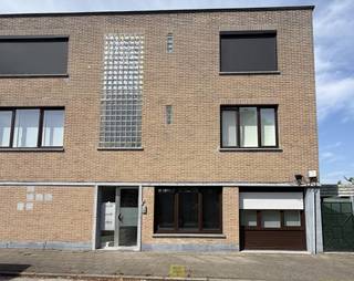 <span><span><span><span><span><span><span><span><span><span><span><span><span><span>Topprijs: Dit gelijkvloers appartementje beschikt over een </span><span><strong>gunstig EPC-label B</strong></span><span>, een </span><span><strong>conforme elektrische installatie</strong></span><span> en is </span><span><strong>asbestveilig! </strong></span><span>Dat betekent dat er <strong>geen grote of onverwachte renovatie</strong>kosten te verwachten zijn. </span></span></span></span></span></span></span></span></span></span></span></span></span></span><span><span><span><span><span><span><span><span><span><span><span><span><span><span>De keuken kan naar eigen smaak worden vernieuwd (zie voorbeeld foto 2) maar verder is het appartement onmiddellijk bewoonbaar. Ideaal voor wie naar eigen smaak wil inrichten zonder ingrijpende investeringen. Nog een troef: de garage direct aan het appartement, verder nog de leefruimte met keukenhoek, 1 slaapkamer, de badkamer met vernieuwde douche, een ruime berging. Deze koop is voordeliger dan te</span></span></span></span></span></span></span></span></span></span></span></span></span></span><span><span><span><span><span><span><span><span><span><span><span><span><span><span><strong> </strong>huren</span><span>, waardoor dit een interessante keuze is voor zowel <strong>eigen bewoning als investering.</strong> Dankzij de goede energieprestatie en beperkte kosten is het appartement ook </span><span><strong>uitstekend geschikt voor verhuur</strong></span><span>. Een betaalbare woon- of investeringskans met veel troeven. <strong>Mobiscore: 9/10 Voor info en bezoek: info@pantheonvastgoed.be</strong></span></span></span></span></span></span></span></span></span></span></span></span></span></span><br />