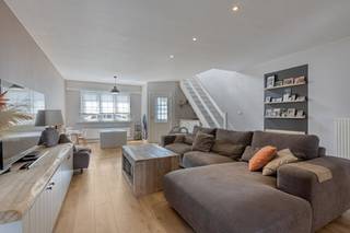 De ruime woonkamer (ca. 40m²) is voorzien van laminaat.<br />De ruime keuken (ca. 20m²) is voorzien van een gasfornuis, afzuiging, oven, spoelbak, ijskast en vaatwasser.<br />Aansluitend is er een berging met voldoende opbergschabben en aansluiting voor was- en droogmachine. Ook de cv installatie op gas (nieuw sinds 2017) bevindt zich hier.<br /><br />De gelijkvloerse badkamer (ca. 5m²) is voorzien van een toilet, bad/douche combinatie en een wastafel met bijhorend meubel.<br /><br />Op de eerste verdieping zijn er 3 slaapkamers (19m² - 12m² - 10m²) en een apart toilet.<br /><br />Buiten is er een mooie omheinde tuin, voorzien van een tuinhuis.<br />De woning beschikt over een apart ingang naar de tuin.<br /><br />Diversen:<br />- PVC en aluminium ramen met rolluiken<br />- Volledig omheinde tuin<br />- Goed EPC<br />- Centrale ligging kortbij openbaar vervoer, winkels en scholen<br /><br />(ver-)Kopen of (ver-)huren in Kalmthout, Essen en omstreken?<br />Met vragen kan u altijd bij ons terecht! <br />Dewaele Vastgoed Kalmthout<br /><br />De eigendom wordt aangeboden via de Pre-sale formule. Op 12/08/2026 tussen 16:00 en 19:00 kan u het huis op afspraak komen bezichtigen en een bod uitbrengen. De vermelde prijs is een instelprijs. Voor meer info, gelieve contact op te nemen met de dossierverantwoordelijke.<br /><br />Bestuursmaatregelen in het maatregelenregister: nee