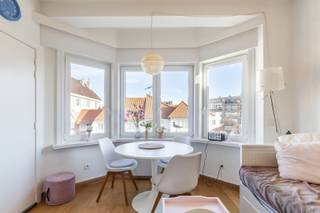 <p>Te koop: stijlvol appartement in de Mariastraat, pal in het centrum van Koksijde en toch rustig gelegen.</p>

<p> </p>

<p>Dit perfect gerenoveerde appartement biedt een comfortabele woonervaring in een bruisende maar rustige omgeving. Gelegen in de toeristische zone, op wandelafstand van winkels, horeca en het openbaar vervoer, combineert het de voordelen van een centrale ligging met de sereniteit van een rustige straat. De indeling is praktisch en gezellig, met één ruime slaapkamer als absolute troef.</p>

<p> </p>

<p>Belangrijkste ruimtes:<br />• Gezellige woonkamer met veel lichtinval<br />• Moderne keuken met alle nodige voorzieningen<br />• Ruime slaapkamer met plaats voor een groot bed en kasten<br />• Badkamer met douche en wastafel<br />• Apart toilet<br />• Inkomhal die toegang geeft tot alle ruimtes</p>

<p> </p>

<p>Troeven:<br />• Perfect gerenoveerd<br />• Pal in het centrum en toch rustig gelegen<br />• 1 ruime slaapkamer</p>

<p> </p>

<p>Neem vandaag nog contact op met je ERA-makelaar voor een bezoek.<br />058 51 23 23 of op christian@eraservimo.be</p>

<p> </p>

<p>JOUW DROOMAPPARTEMENT. ZO GEVONDEN!</p>