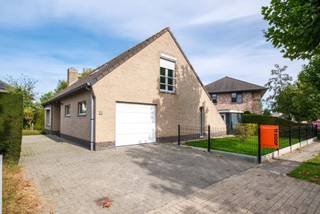 Deze woning is gelegen op een topligging op rustige locatie in Maldegem. <br />Met alle voorzieningen zoals scholen, openbaar vervoer, winkels, ... op wandel en fietsafstand en bovendien een vlotte verbinding richting kust of binneland. <br /><br />De woning is ingedeeld als volgt: <br />Inkomhal met gastentoilet - leefruimte met zithoek voorzien van houtkachel en eetplaats - keuken, deze is voorzien van alle comfort - douchekamer - gelijkvloerse slaapkamer - garage met automatische poort + aansluiting voor wasmachine en droogkast.<br />Eerste verdieping: ruime overloop - 2 slaapkamers - badkamer voorzien van dubbele lavabo, bad en toilet - berging <br /><br />Buitenaanleg: oprit - voor- zij- en achtertuin - tuinhuis. De tuin is afgesloten met nieuwe omheining. <br /><br />Energiezuinigheid: de woning beschikt over zonnepanelen met nog deels groenestroomcertificaten. <br /><br />Technisch: de 3-fasige elektriciteitsaansluiting kan interessant zijn voor de plaatsing van een laadpunt voor elektrische wagen. <br /><br />Benieuwd naar deze woning? <br /><br />Contacteer Bonne Vastgoed 7 op 7 voor meer info of bezoek via 050/73.73.73 of info@bonnevastgoed.be