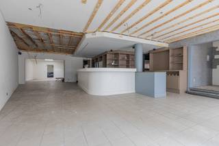 Dit uniek horecapand omvat momenteel een caféruimte met een ruime, professioneel uitgeruste keuken en een geïntegreerd woongedeelte...