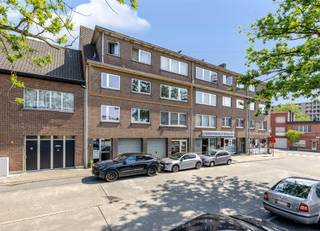 <div><section> </section></div><div><section><div><div><div><div><div><div><p>BEZOEKMOMENT op woensdag 8 juli tussen 16u00 en 17u00 (enkel op afspraak).</p><p>Bent u op zoek naar een ruim appartement op een centrale ligging in Sint-Niklaas? Dan is dit misschien wel uw nieuwe thuis!</p><p>Dit lichtrijke appartement bevindt zich op wandelafstand van winkels, scholen, openbaar vervoer en andere voorzieningen. Via de ruime inkomhal bereikt u de gezellige leefruimte met veel natuurlijke lichtinval en de aparte, ingerichte keuken. Aan de achterzijde van het gebouw geniet u van een aangenaam terras.</p><p>Verder beschikt het appartement over twee volwaardige slaapkamers en een badkamer met douchebad, aparte douche, wastafel en toilet.</p><p>Dankzij het EPC-label C geldt geen renovatieplicht, wat dit appartement niet alleen ideaal maakt voor een startend koppel of gezin, maar ook als interessante investering.</p><p>Troeven<br />Drie slaapkamers<br />Centrale ligging<br />Gezellig terras<br />Geen renovatieplicht (EPC-label C)<br />Ideaal als investering of voor eigen bewoning</p><p>Interesse?<br />Contacteer ons via margot.raemdonck@immo-zone.be of 0473 51 80 58 voor meer informatie of een bezoek.</p></div></div></div></div></div></div></section></div>