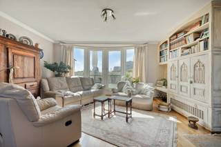 Op een unieke locatie aan de Coupure vinden we dit bijzonder lichtrijke appartement met een troef die je maar zelden tegenkomt: maar liefst 100 m² terras, verdeeld over een voor- en achterterras. Voeg daar de vergezichten over het water, de stad en de historische skyline van Gent aan toe, en je krijgt een plek die meer aanvoelt als een penthouse dan als een klassiek appartement.<br /><br />Het appartement beschikt over ca. 100 m² bruto bewoonbare oppervlakte en geniet dankzij de grote raampartijen van bijzonder veel lichtinval. De leefruimte vormt het hart van de woning en staat rechtstreeks in verbinding met de terrassen. <br /><br />De aparte keuken is praktisch ingericht en kan, indien gewenst, eenvoudig worden opengewerkt naar de leefruimte. Verder zijn er twee slaapkamers, een badkamer en voldoende bergruimte. Op het terras bevinden zich bovendien nog twee compacte bergingen en in de kelder is een private berging van ca. 4 m² aanwezig.<br /><br />Het appartement dateert van 1994 en is goed onderhouden. Wie vandaag kiest voor een modernere afwerking, kan met een gerichte update het geheel volledig naar eigen smaak brengen. Technisch staat het appartement alvast sterk: het beschikt over een EPC-label B en is asbestveilig. Er werd recent ook een airco/ warmtepomp voorzien in de leefruimte. <br /><br />En dan zijn er natuurlijk de terrassen. Samen goed voor ongeveer 100 m² buitenruimte bieden ze verschillende mogelijkheden: ontbijten in de ochtendzon, lang tafelen met vrienden, een groene stadstuin op hoogte creëren of simpelweg genieten van de rust en het uitzicht. De buitenruimte maakt van dit appartement iets wat je niet zomaar in vier muren kunt vatten.<br /><br />Verder is er een ondergrondse staanplaats aanwezig die mee aangekocht dient te worden voor 40.000 EUR. <br /><br />Een appartement met ruimte, licht en vooral een uitzonderlijke ligging met de Coupure voor de deur en het historisch centrum van Gent als panorama.<br /><br /><br />Bestuursmaatregelen in het maatregelenregister: nee<br /><br />Deze AI-visualisaties zijn bedoeld als inspiratie. Er werd geen rekening gehouden met technische specificaties, stedenbouwkundige voorschriften of de concrete mogelijkheden tot realisatie.