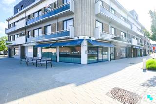 Op zoek naar een ideale locatie voor uw onderneming? Dit commercieel handelspand in het bruisende centrum van Oostrozebeke biedt alles wat u...
