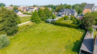 Op dit ruime villaperceel nabij het centrum van Beveren bouw je samen met Hyboma een woning volledig op maat. Dankzij de royale perceeloppervlakte en de flexibele bouwvoorschriften, met keuze uit één of twee bouwlagen en een vlak of hellend dak, krijg je alle vrijheid om jouw ideale thuis vorm te geven.

Je woont hier in een rustige omgeving, vlak bij winkels, scholen en openbaar vervoer. Samen werken we een woning uit die perfect aansluit bij jouw woonwensen, stijl en budget. De afgebeelde woning is een voorbeeld en volledig aanpasbaar aan jouw wensen.

Benieuwd naar de mogelijkheden? De ingang van de verkaveling bevindt zich ter hoogte van Onledemeersstraat 24. Bekijk de ligging en ontdek zelf deze unieke bouwkans.