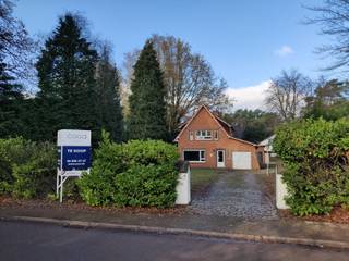 <p><strong>TE RENOVEREN </strong>woning met 3 slaapkamers en <strong>MAGAZIJN</strong> op een mooie groene locatie te St. Job in t Goor. Op wandelafstand van natuurgebied La Garenne, diverse wandel- en fietsroutes in de directe omgeving. Het centrum van St. Job in t Goor met tal van winkels en scholen op enkele minuten afstand. Ook de snelweg E19 is vlakbij en op enkele minuten bereikbaar.</p>
<p>De woning werd opgericht in 1962 op een perceel van 1000m², de woonruimte bedraagt +/- 120m² met volgende indeling: inkomhal met toegang tot de wasplaats, gastentoilet en eenvoudig ingerichte en te renoveren badkamer. Woonkamer (27m²) met zicht op het terras en de voortuin. Achteraan de eenvoudig ingerichte keuken en kleine berging. Grenzend aan de keuken een overdekt terras.</p>
<p>Op de eerste verdieping een nachthal, slaapkamer 1 (14m²), slaapkamer 2 (13m²) en slaapkamer 3 (6m²). Met een uitschuiftrap in de nachthal toegang tot de zolder met een zolderkamer (25m²) met aansluiting CV brander.</p>
<p>Achteraan het perceel een bijgebouw / magazijn van 98m² voorzien van twee poorten alsook ramen en een buitendeur. Het perceel heeft aan de achterzijde een aparte toegang langs de Vorsenkwaak. De voortuin met terras heeft een zuidwest oriëntatie en uitzicht op een mooi groen decor. De oprit voor en naast de woning biedt voldoende plaats voor meerdere wagens.</p>
<p>Voor de woning en het magazijn is een RENOVATIE / UPDATE te voorzien al werden de voorbije jaren al verschillende vernieuwingen uitgevoerd (DI HR glas, nieuwe CV brander 2025, conforme elektrische installatie, dakisolatie).</p>
<p>Interesse in deze charmante woning met heel wat mogelijkheden, bel of mail ons voor alle verdere info of een bezoek. --- 03/636.47.47 --- lieven@coga.be ---</p>