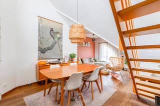 Het appartement is gelegen op de <strong>tweede verdieping </strong>van een aangenaam en kleinschalig gebouw. Er is <strong>geen lift </strong>aanwezig, waardoor het appartement enkel via de trap bereikbaar is.<br />Via de inkomhal kom je binnen in de <strong>gezellige leefruimte</strong>. De woonkamer is voorzien van een <strong>mooie parketvloer</strong> en sluit rechtstreeks aan op de keuken. Vanuit de keuken heb je toegang tot het<strong> eerste terras. </strong>Verder beschikt het appartement over een badkamer met ligbad, douche en lavabo, een praktische berging en <strong>een ruime slaapkamer</strong>.<br />Een extra troef is het <strong>dakterras,</strong> dat bereikbaar is via een bijkomende trap. Hier beschik je bovendien over een extra berging, ideaal voor het opbergen van fietsen, tuinmeubilair of andere spullen.<br /><br />Ook parkeren is hier geen probleem: in de ondergrondse parking beschikt het appartement over <strong>één autostaanplaats</strong>, inbegrepen in de huurprijs.<br />Het appartement is <strong>beschikbaar vanaf 01/12/2026. </strong><br /><br /><strong>Huurprijs: € 850/maand + vaste kosten: € 50/maand<br />Provisie water: € 20/maand</strong><br /><em>Gas en elektriciteit zijn individuele tellers.</em><br /><br />Interesse in een bezoek? Stuur dan een <strong>e-mail naar cvg@claves.be</strong> of neem telefonisch contact op via 03/502.98.74.