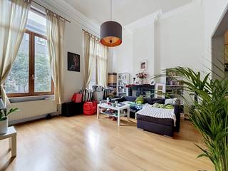 Eén slaapkamer appartement met hoge plafonds op slechts <strong>50 meter van de Jachthaven en het MAS. </strong><br />Het appartement bevindt zich op de eerste verdieping van een klein gebouw zonder lift. <br />Winkels en openbaar vervoer, net als de Scheldekaaien of Park Spoor Noord bevinden zich vlakbij.  <br /><br /><strong>Indeling: </strong><br />Woonkamer op laminaat; open keuken met eetplaats; aparte slaapkamer op laminaat; douchekamer. <br /><br /><strong>Bijzonderheden:</strong>
<ul>
	<li>CV op gas.</li>
	<li>Aansluitingen voor WM &amp; DK. </li>
	<li>Hoge plafonds.</li>
	<li>Algemene kostenprovisie  € 65,-/mnd. Inclusief privatief waterverbruik, elektra gemene delen, onderhoud gemene delen en verzekering gebouw huurder. De huurder dient enkel nog eigen inboedel te verzekeren. </li>
	<li>Gas &amp; Elektriciteit privatief voor de huurder. </li>
	<li>Beschikbaar 1 december 2026.</li>
</ul>