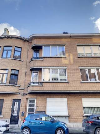 Casalina Real Estate biedt te huur aan - Ongemeubeld appartement van 76m² op de 1e verdieping (zonder lift), ideaal gelegen in de buurt van...