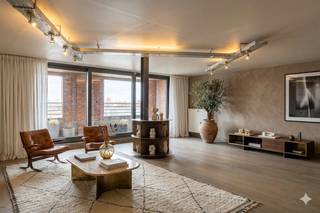 Op een centrale ligging bevindt zich dit lichtrijke appartement (136 m²) op de derde verdieping van in robuust gebouw. Een uniek stadsproject...