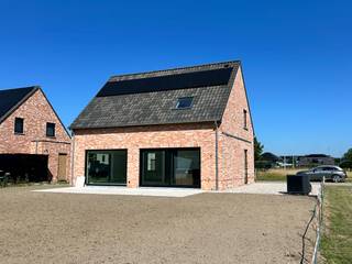 Volledig afgewerkte en instapklare woning met zuid georiënteerde tuin, oprit en parkeermogelijkheden voor de deur.<br /><br />Oplevering en sleuteloverdracht bij notariële akte.<br /><br />Deze woning is gelegen in de nieuwe verkaveling "Mirrepadde" vlakbij het centrum van Wakken en op wandelafstand van provinciaal domein De Baliekouter. Uiterst rustige en aangename ligging.<br /><br />De woning werd uiterst kwalitatief en energiezuinig gebouwd. Standaard worden 8 zonnepanelen (3.200 Wp) voorzien. Uiteraard kan dit uitgebreid worden.<br />De woning wordt verwarmd d.m.v. vloerverwarming aangestuurd door een lucht/water warmtepomp.<br /><br />Overal pvc schrijnwerk met superisolerende beglazing.<br /><br />Op het gelijkvloers is de indeling als volgt: inkomhal met gastentoilet, L-vormige leefruimte met prachtige open keuken, wasplaats, ruime berging met zijdeur naar de oprit waar het plaatsen van een carport mogelijk is.<br /><br />Boven zijn er drie volwaardige slaapkamers voorzien, een apart toilet en een aangename en ruime badkamer. Bergzolder in de nok, bereikbaar via een luik en plooitrap.<br /><br />Prijs wordt opgesplitst als volgt:<br /><br />- grondwaarde 160.851 € + registratie<br />- constructie, afgewerkt volgens lastenboek: 302.435,22 € + btw<br /><br />Prijzen zijn volledig afgewerkt en inclusief:<br /><br />- laminaat en plinten op verdieping<br />- spatwand keuken<br />- steellookdeur tussen inkom en living<br />- terras aangelegd in keramische tegels 60/60<br />- gietijzeren deksels op controle -en regenput<br />- pad in betonklinkers tot aan voordeur<br />- klaarzetten en inzaaien gazon + wadi<br /><br />Bijkomende kosten excl. btw:<br />- 500,- € diverse attesten en studie<br />- 450,- € meet -en verkavelingsaktekosten<br />- 4.675,- € aansluitingskosten
