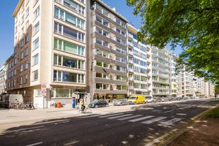 <strong>Ligging</strong> <br /><br />Gelegen in de Guldenspoorstraat aan het <strong>Koning Albertpark </strong>te Gent. Op wandelafstand van het centrum en heeft een makkelijke verbinding met het openbaar vervoer alsook de E40/E17.<br /><br />De <strong>afgesloten garagebox</strong> bevindt zich in de Résidentie Pénélope <strong>op de hoek van de Hofstraat en de Guldenspoorstraat</strong>. De garage geeft uit op de binnenkoer. <br /><br />Afmetingen H 1,93m - B 2,63m - L 5,48m<br /><br />Voor inlichtingen en/of bezoek, bel Guillaume Delbecque <strong>0472 25 70 76</strong>