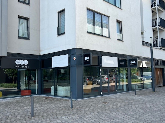 Commercial for rent in Court-Saint-Etienne - photo 4