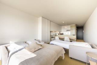 Res. Zonnewende<br />Zeer leuke studio gelegen in de Brusselstraat te Zeebrugge, met het strand en de zee om de hoek. Dankzij de zuidoriëntatie en het terras geniet je hier bijna de ganse dag van de zon. <br />Daarenboven is er is een mooi open zicht naar het hinterland.<br />Nieuwe badkamer met inloopdouche, leefruimte met ingerichte, open keuken, plaats voor zetelbed (meubilair kan eventueel overgenomen worden). Privatieve kelder en gemeenschappelijke fietsenberging. Ref.A539