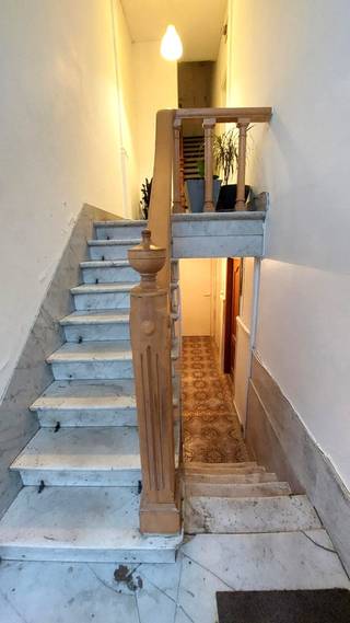 Interessante investeringskans! Of ideaal voor jonge starter!<br /><br />Te renoveren Sous-sol appartement met stadstuintje in centrum Oostende nabij Petit Paris. <br /><br />Dit sous-sol appartement in het hart van Oostende is een uitstekende opportuniteit voor investeerders of jonge starters<br />die op zoek zijn naar een rendabele aankoop aan de kust.<br /><br />Totale oppervlakte van 82m² met tuin en bewoonbare oppervlakte 62m² <br /><br />Dankzij de centrale ligging is dit pand ideaal voor verhuur op lange termijn of vakantieverhuur.<br /><br />Indeling: <br />Woonkamer met salon, eetplaats en slaaphoek. <br />Een aparte keukenruimte , badkamer met ligbad - toilet en lavabo en berging. <br /><br />Privé tuintje / terras wat een zeldzame troef is in het centrum!<br /><br />Toplocatie: Op wandelafstand van strand, winkels, horeca en openbaar vervoer.<br /><br />Vraagprijs 83.000 euro<br /><br />Epc 351 kWh = Label D ( geen renovatie verplichting ) <br /><br />Het appartement is wel te renoveren maar biedt veel mogelijkheden.<br /><br />Bezoeken mogelijk op afspraak. <br /><br /> 