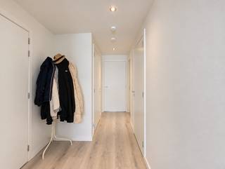 <p><span>Appartement met 2 slaapkamers (86m²) op de eerste verdieping van residentie "The Mills" in Edegem, inclusief autostaanplaats. Het ligt centraal, vlak bij openbaar vervoer, winkels, scholen, UZA en de belangrijkste invalswegen.<br /></span><br /><strong>INDELING<br /></strong>We betreden het appartement via de inkomhal (8m²) met ruimte voor vestiaire en een apart gastentoilet met handenwasser. Van daaruit komen we in de lichte leefruimte (32m²) met open, volledig ingerichte keuken (10m²), uitgerust met keramisch kookvuur, dampkap, oven en vaatwasmachine. Via een groot schuifraam stappen we naar het westgeoriënteerde terras (6,6m²). Aansluitend aan de leefruimte vinden we een bergruimte (2m²).</p>
<p>De 2 slaapkamers meten 12m² en 8m². In de badkamer (6m²) vinden we een inloopdouche, dubbele lavabo met meubel, spiegelkast en kolomkast. Daarnaast ligt een bergruimte met de condensatieketel en de aansluitingen voor wasmachine en droogkast.<br /><br /><strong>BIJZONDERHEDEN</strong><br />Ondergrondse autostaanplaats en ondergrondse bergplaats voor 2 fietsen, mee opgenomen in de prijs.<br />Aluminium schrijnwerk met dubbele beglazing. Verwarming dmv. condensatieketel op gas.<br />VK: € 125/maand: minuterie, onderhoud gemene delen, onderhoud lift, onderhoud tuin.<br />Het appartement is momenteel verhuurd.<br /><br /><span>Attesten en gronplannen: www.immopoint.be</span><br /><br /></p>