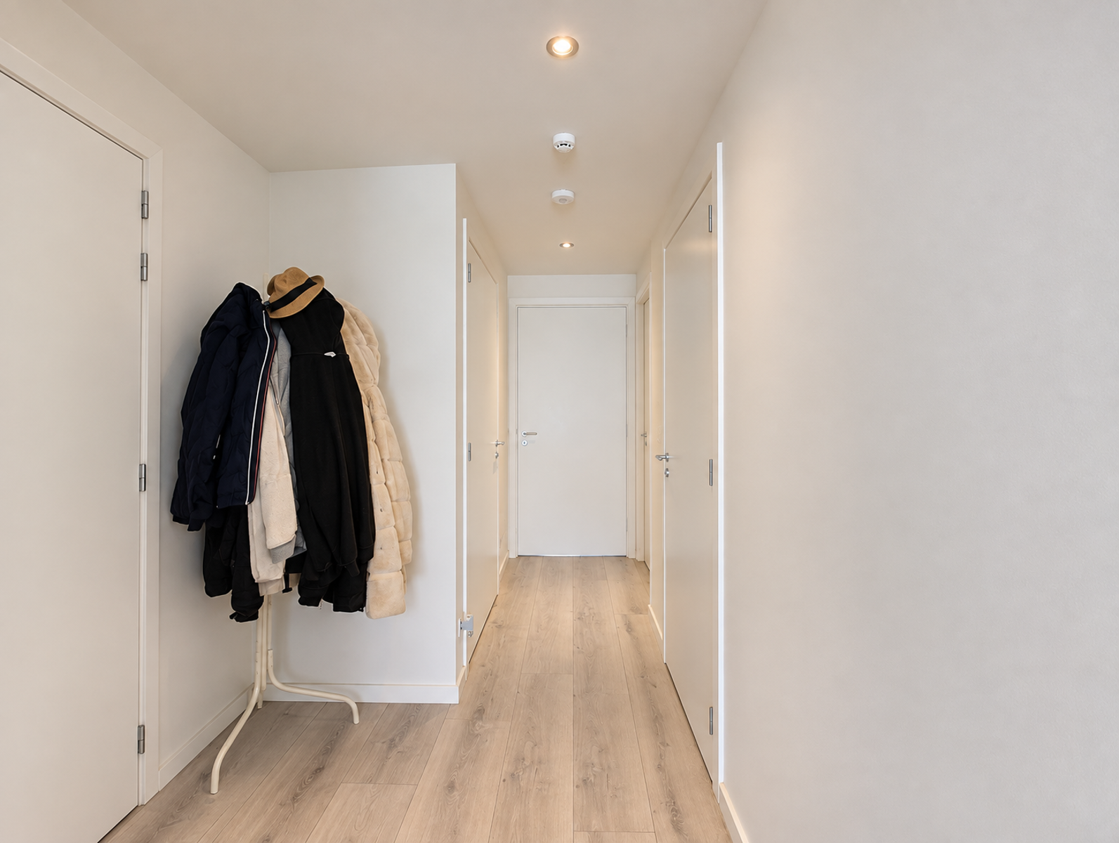 INSTAPKLAAR APPARTEMENT MET 2 SLPKS, TERRAS & AUTOPLAATS - foto 3