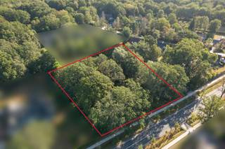 Gelegen op een goed bereikbare locatie tussen Schilde en 's Gravenwezel bevindt zich deze bouwgrond van ca. 2.247 m²<br /><br />De perceelsbreedte bedraagt 50 m.<br /><br />De bouwgrond is gelegen in woonparkgebied - de bouwvoorschriften die gelden voor deze bouwgrond kan u nalezen in bijlage - RUP woonparken - artikel 3.<br /><br />Bouwvoorschriften<br /><br />Hoofd - en bijgebouw<br />- gezamenlijk een footprint van max 500 m²<br />- vrije dakvorm, i.g.v. hellend dak: dakhelling beperkt tot 45°<br /><br />Bouwvlak<br />- de voorgrens van het bouwvlak bevindt zich op 15 m. van de rooilijn<br />- de zijdelingse grenzen: 5 m.<br />- de achtergrens van het bouwvlak max. 45m. van de voorgrens van het bouwvlak<br />- het bouwvlak is beperkt tot 1500 m² <br />- het bouwvlak hoeft geen rechthoek te zijn, de vorm is vrij maar dient te passen binnen de uiterste grenzen. <br /><br />Hoofdgebouw<br />- max. 2 bovengrondse bouwlagen onder de kroonlijst, een teruggetrokken bouwlaag met plat dak passend binnen de maximale projectie van een toegelaten hellend dak is ook toegestaan<br /><br />Bijgebouwen<br />- vrije inplanting binnen het bouwvlak maar achcter de voorgevelbouwlijn van het hoofdgeboouw<br />- max. kroonlijsthoogte van 1 bovengrondse bouwlaag<br /><br />Verharding:<br />- max 10% van de perceelsoppervlakte te realiseren binnen het bouwvlak<br />Dit geldt voor opritten, terrassen en tuinpaden - grasperken en private sportinfrastructuur in open lucht.<br /><br />Voor meer inlichtingen en/of een geheel vrijblijvende afspraak bij ons op kantoor, aarzel niet ons te contacteren.<br />Gv-Wp-Gmo-Gvkr-Vv-Gmo-Gworg