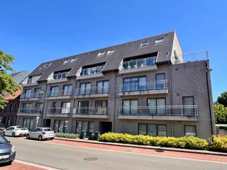 <p><span>Gelijkvloers appartement met ruime living met toegang tot het terras en open, ingerichte keuken met afwasbak, vitrokeramische kookplaat, dampkap, oven, koelkast, vaatwas en kasten; berging; nachthal; afzonderlijke WC; badkamer met ligbad, WC en dubbele lavabo; 3 slaapkamers; douchekamer met douche en lavabo;</span></p><p><span>Terras zijkant en achteraan (± 38m²);</span></p><p><span>Ondergrondse autostaanplaats P11;</span></p><p><span> </span></p><p><span>Nutsvoorzieningen: water, elektriciteit (dubbel tarief), centrale verwarming op gas, super isolerend glas</span></p>