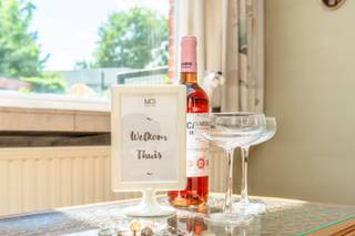 <strong>Welkom in Della Faillestraat 23 te Brasschaat!</strong><br /><br />In een rustige straat in Brasschaat ontdekken we deze <strong>gezinswoning </strong>met een functionele indeling, een diepe tuin en verrassend veel extra ruimte. Doorheen de jaren werd de woning zorgvuldig onderhouden en vandaag vormt ze een mooie basis voor wie op zoek is naar een thuis die stap voor stap naar eigen smaak kan worden ingericht.<br />We betreden de woning via <strong>de inkomhal (ca. 5 m²),</strong> die toegang geeft tot de verschillende ruimtes op het gelijkvloers.<br />Vooraan bevindt zich de <strong>leefruimte (ca. 28 m²)</strong>, die aansluit op <strong>de eetkamer</strong> en een <strong>gezellige leeshoek (ca. 11 m²)</strong>. De grote raampartijen zorgen voor een aangename lichtinval en bieden een mooi uitzicht op de tuin.<br />Aansluitend vinden we <strong>de keuken (ca. 15 m²),</strong> met zicht op de <strong>veranda (ca. 15 m²)</strong>. Deze vormt een natuurlijke overgang tussen de woning en de tuin en biedt alle mogelijkheden om de keuken volledig naar eigen wensen te moderniseren.<br /><br />Verder vinden we op het gelijkvloers <strong>een badkamer (ca. 5 m²)</strong>, uitgerust met een ligbad, toilet en aansluitingen voor een wasmachine en droogkast. Daarnaast beschikt de woning over een ruime <strong>berging of atelier (ca. 16,5 m²)</strong> met een afzonderlijke toegang langs twee zijden. Deze ruimte leent zich perfect als atelier, hobbyruimte, praktijkruimte of extra berging.<br /><br />Aan de linkerzijde van de inkomhal bevindt zich een <strong>bijkomende kamer (ca. 14,5 m²),</strong> momenteel ingericht als slaapkamer. Dankzij haar ligging op het gelijkvloers is deze ruimte eveneens geschikt als bureau, praktijkruimte, hobbykamer of logeerkamer.<br />Op de tussenverdieping bevindt zich een <strong>technische ruimte (ca. 8 m²)</strong>, die momenteel als hobbyruimte wordt gebruikt. Op de eerste verdieping vinden we twee slaapkamers van respectievelijk <strong>ca. 10 m² </strong>en <strong>ca. 7 m²</strong>. Aansluitend bevinden zich <strong>twee ruime zolderruimtes,</strong> die heel wat mogelijkheden bieden voor extra bergruimte of een verdere inrichting, afhankelijk van de wensen van de nieuwe eigenaar.<br /><br />Ook de <strong>droge kelder (ca. 10 m²)</strong> vormt een praktische meerwaarde en biedt bijkomende opslagruimte.<br /><br />Buiten vormt de <strong>diepe tuin</strong> een aangename plek om in alle rust van het groen te genieten.<br />Dankzij haar diepte en indeling biedt ze voldoende ruimte voor <strong>een terras</strong>, een speelzone of een tuin die volledig naar eigen wens kan worden aangelegd.<br /><br />Via de doorlopende oprit bereik je de <strong>dubbele garage</strong> achteraan het perceel (ca. 5,98 x 5,99 m – vrije hoogte ca. 2,07 m). Daarnaast bevinden zich achteraan nog <strong>twee afzonderlijke bergingen </strong>van ca. 13 m² en ca. 5,5 m².<br />Samen zorgen deze ruimtes voor heel wat praktische opbergmogelijkheden en zijn ze ideaal voor fietsen, tuinmateriaal, een hobby of een werkplaats.<br /><br /><u><strong>Technisch:</strong></u><br />- EPC: 571 kWh/m2jaar, label F<br />- Een renovatieverplichting<br />- G-&P-score: A & A<br />- Vg, Wg, Gmo, Gvv, Gvkr<br /><br />Met haar <strong>functionele indeling</strong>, <strong>multifunctionele ruimtes,</strong> <strong>diepe tuin</strong>, <strong>doorlopende oprit, dubbele garage</strong> en tal van mogelijkheden vormt deze woning een interessante opportuniteit voor wie op zoek is naar een gezinswoning met karakter en potentieel op een gunstige ligging in Brasschaat.<br /><br />Graag laten wij je deze woning tijdens een persoonlijke rondleiding ontdekken. Maak dan snel je afspraak op 03 369 70 33 of 0465 00 38 27.<br />